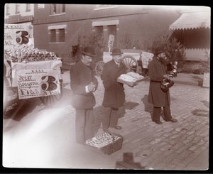 Uitzicht op straatverkopers die vijgen en andere goederen verkopen nabij 6th Avenue, New York, ca. 1903 (zilveren gelatin afdruk)